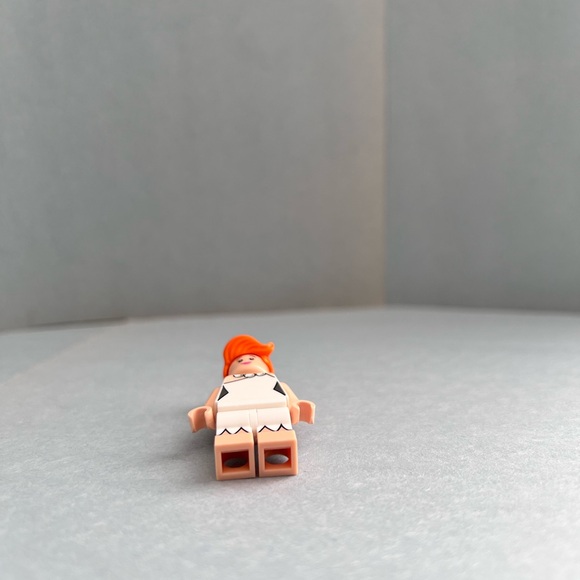 LEGO Ideas Wilma Flintstone Minifigure - Picture 3 of 3